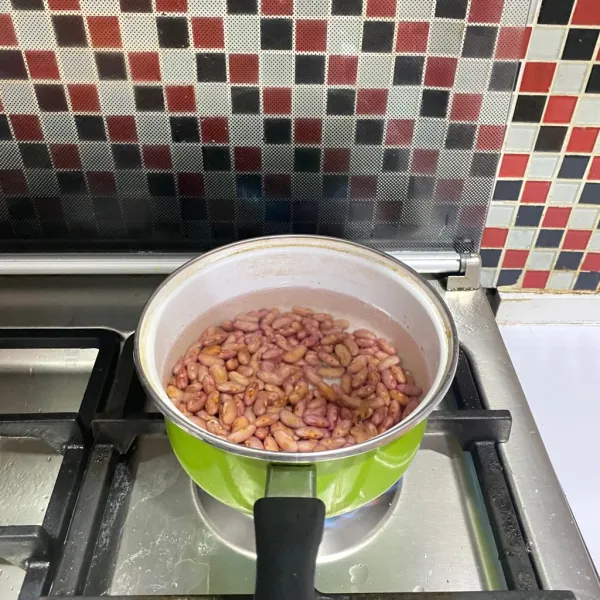 Didihkan air dan masukkan kacang merah, rebus hingga mendidih lagi.