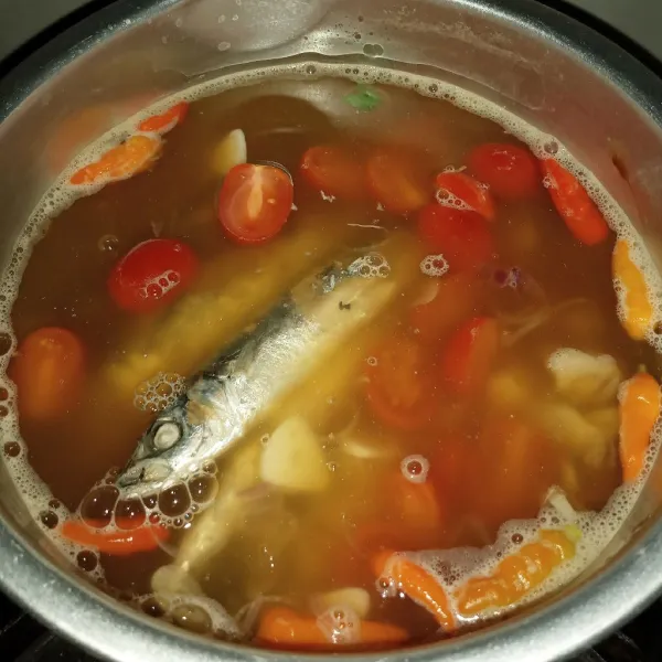 Setelah bumbu cukup matang, masukkan ikan pindang dan tomat cerry. Bumbui garam dan penyedap. Masak sampai cukup matang dan tomat empuk. Cek rasa, matikan api.