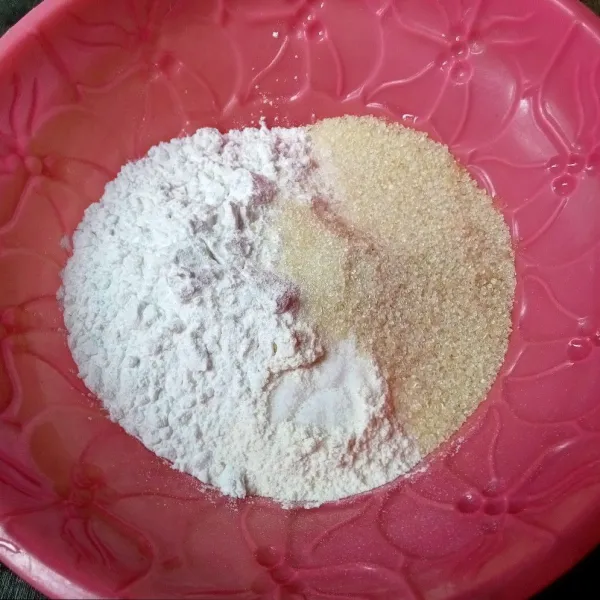 Campur tepung terigu, tepung tapioka, gula pasir dan garam.