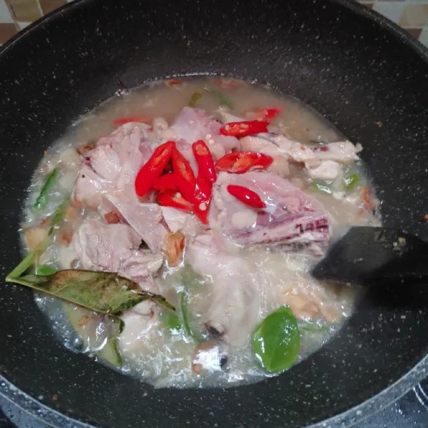 Masukan daging ayam,cabe merah besar dan air. Masak hingga ayam matang lalu bumbui dengan garam, kaldu bubuk dan gula pasir.
