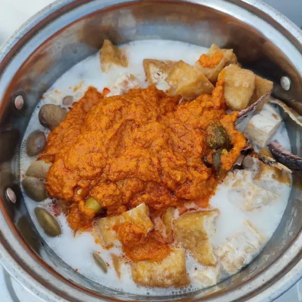 Tambahkan bumbu halus yang sudah ditumis. Masak sampai mendidih.