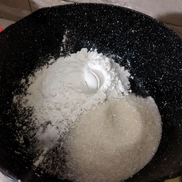 Dalam panci, masukan tepung beras, gula pasir, garam.