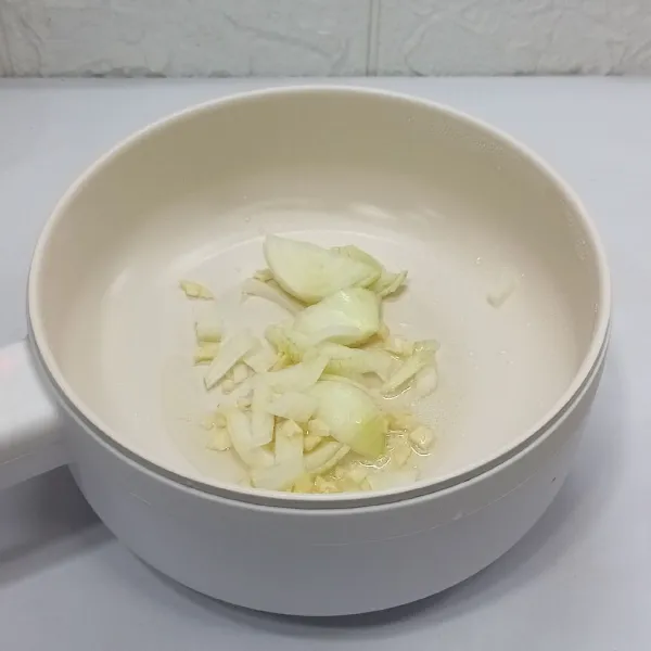 Tumis bombay bawang putih.