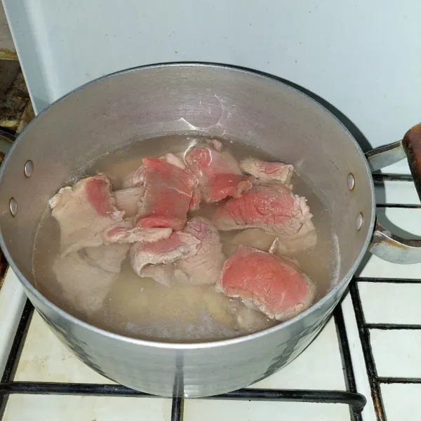 Rebus daging dalam air mendidih.