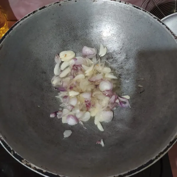 Tumis irisan bawang merah dan bawang putih sampai wangi.