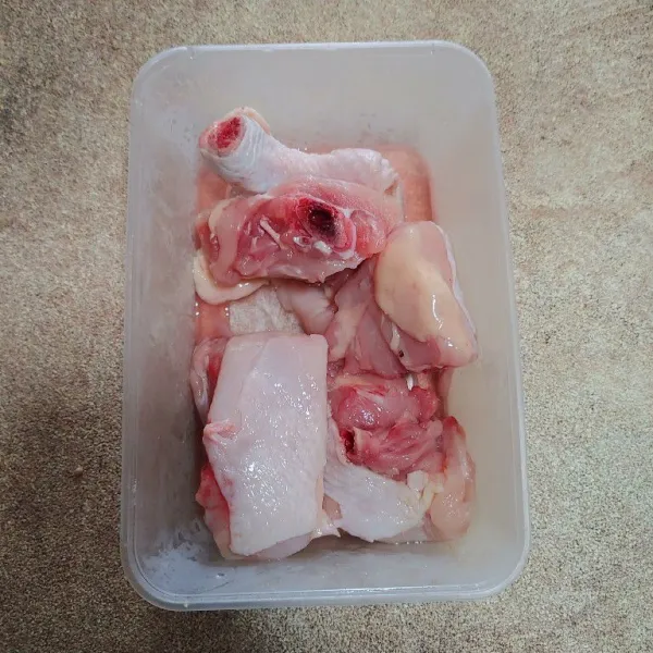 Potong daging ayam sesuai selera. Cuci bersih dan sisihkan.