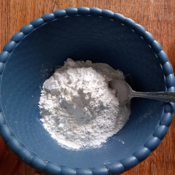 Dalam wadah campurkan tepung ketan, tepung tapioka dan garam, aduk rata.