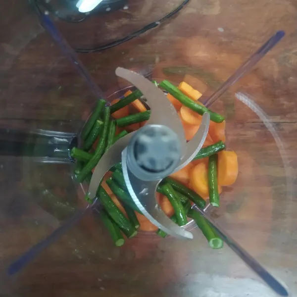 Masukkan wortel dan kacang panjang ke dalam blender.