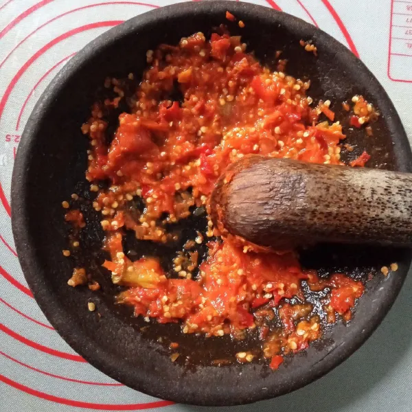 Uleg cabe merah besar, cabe rawit dan tomat sampai halus, sisihkan.