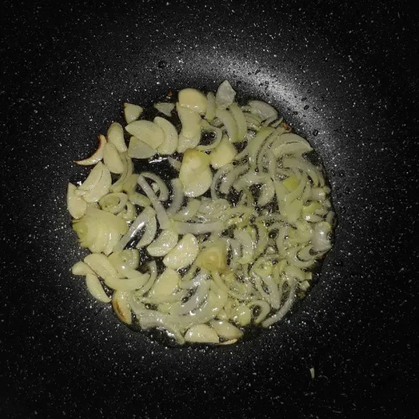 Panaskan minyak, tumis bawang putih dan bawang bombai hingga harum.