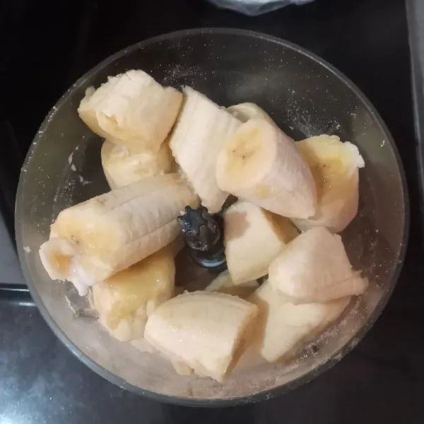 Blender pisang dengan susu hingga halus.
