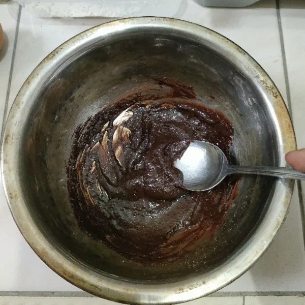Campur bubuk coklat dengan air panas, aduk sampai semua tercampur. Masukkan telur, gula dan butter.
