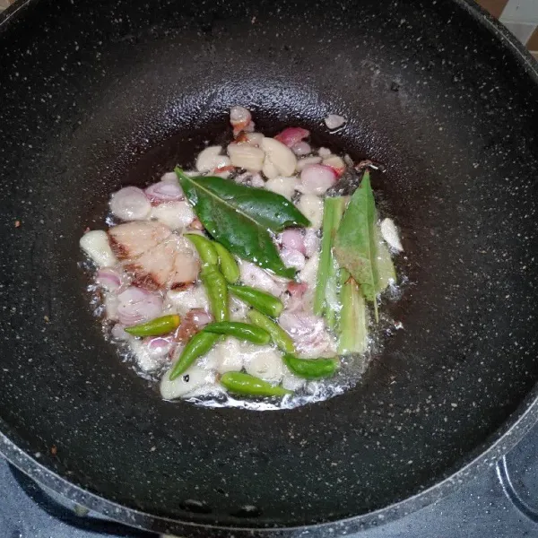 Tumis bawang merah dan bawang putih hingga layu. Lalu masukan daun salam, lengkuas dan serai. Masak sampai bumbu harum.