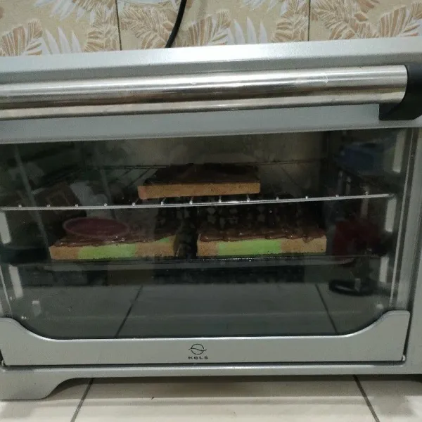 Panaskan oven dengan suhu 190°C, api atas dan bawah selama 15 menit. Panggang roti selama 10 menit atau sampai semua matang. Angkat dan sajikan.