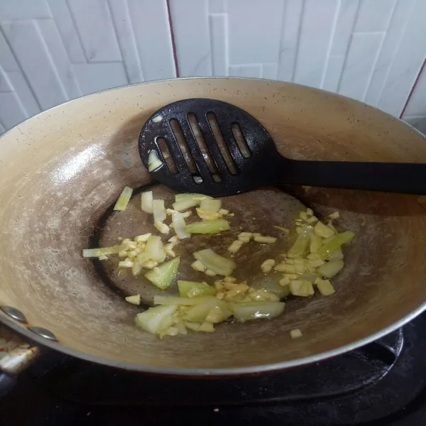 Panaskan margarine tumis bawang bombay dan bawang putih sampai harum.