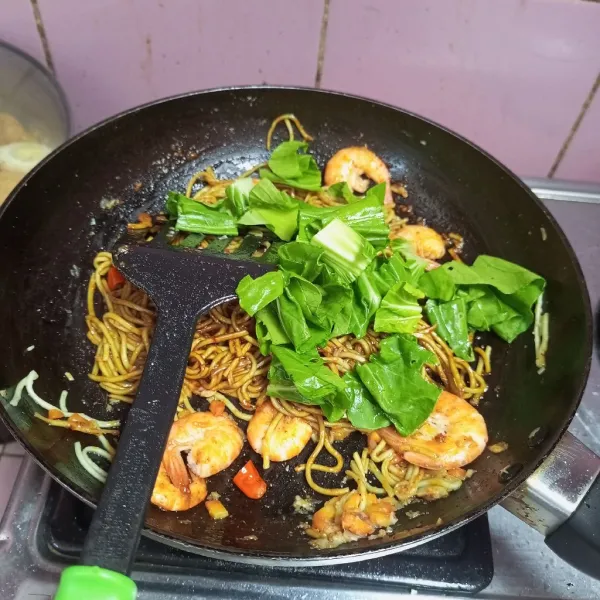 Bumbui, garam, lada bubuk, kaldu jamur dan kecap manis. Aduk rata. Menjelang diangkat tambahkan pokcoy, aduk sampai pokcoy layu. Mie goreng sehat siap dinikmati.