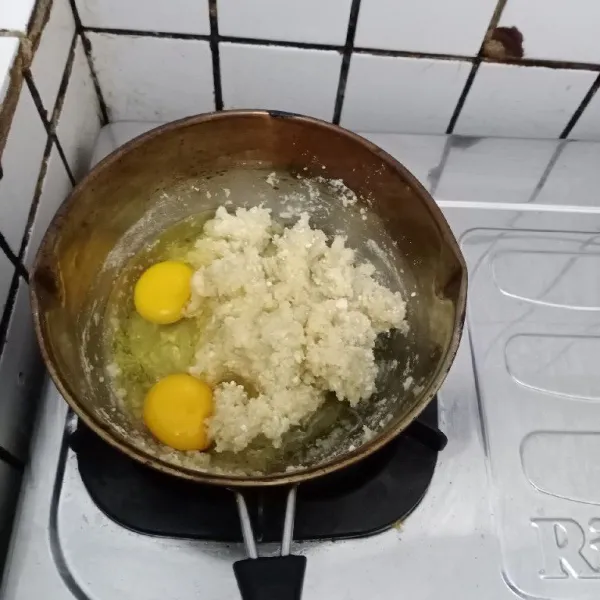 Setelah dingin masukkan 2 butir telur, mixer hingga adonan menyatu.