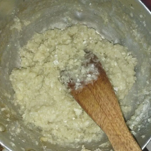 Lalu masukkan tepung terigu, aduk hingga semua bahan tercampur, lalu angkat.