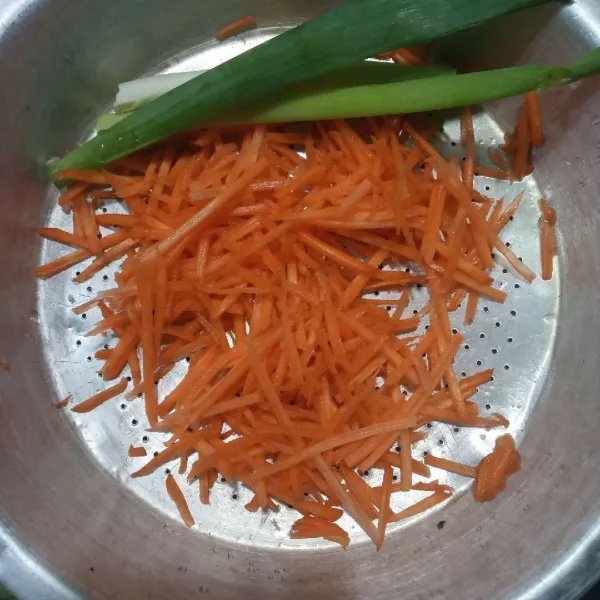 Serut wortel yang sudah dicuci bersih.