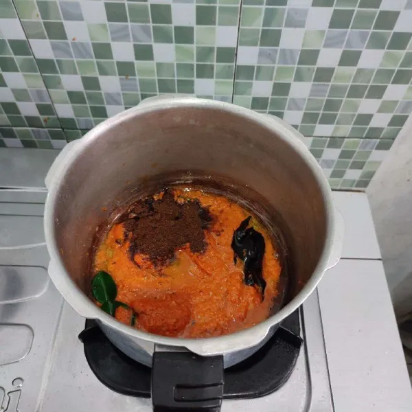 Tumis bumbu halus dengan bubuk kari, salam, serai, dan daun jeruk, hingga wangi.