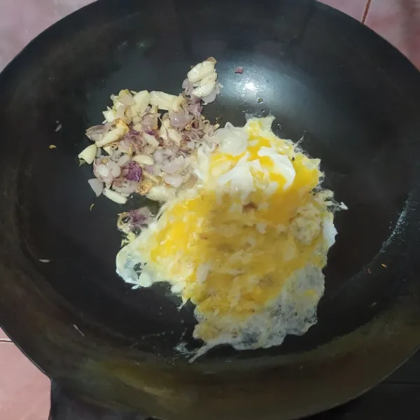 Sisihkan dipinggir wajan lalu pecahkan telur dan buat orak-arik.