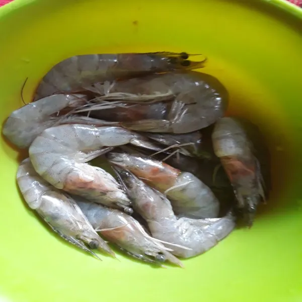 Cuci bersih udang.