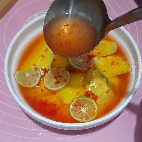 Potong jeruk nipis, letakkan di atas mangga kemudian siram dengan kuah cabe, aduk rata dan siap dinikmati dingin lebih enak.