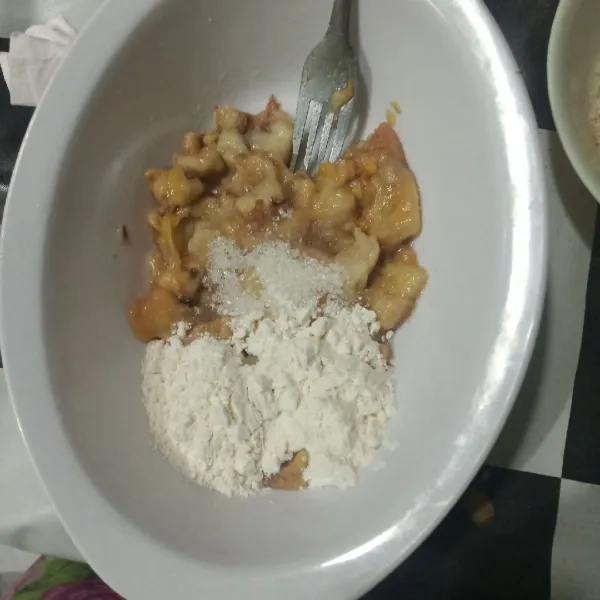 Campurkan pisang lumat, gula, garam dan tepung terigu. Aduk rata.