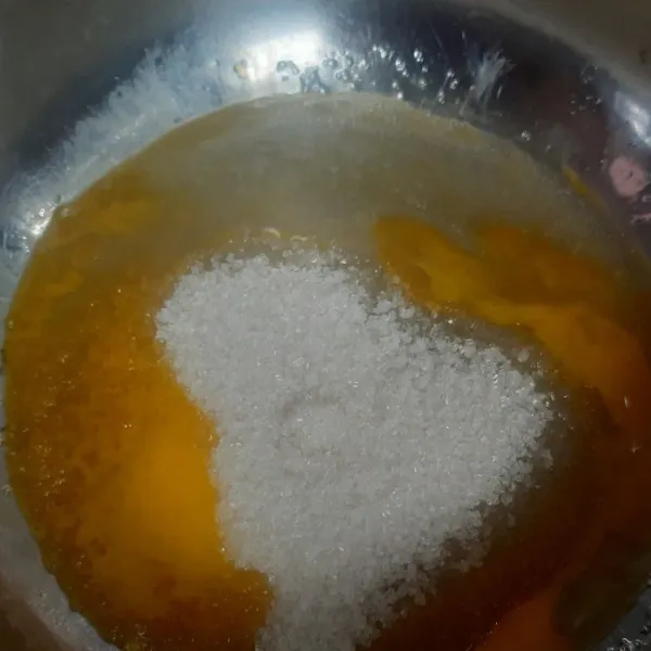 Mix telur dan gula pasir dengan whisk.