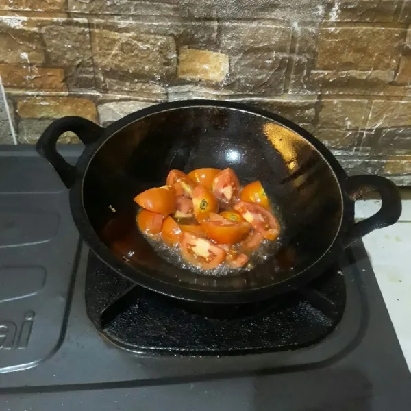 Goreng tomat hingga layu lalu angkat dan tiriskan.