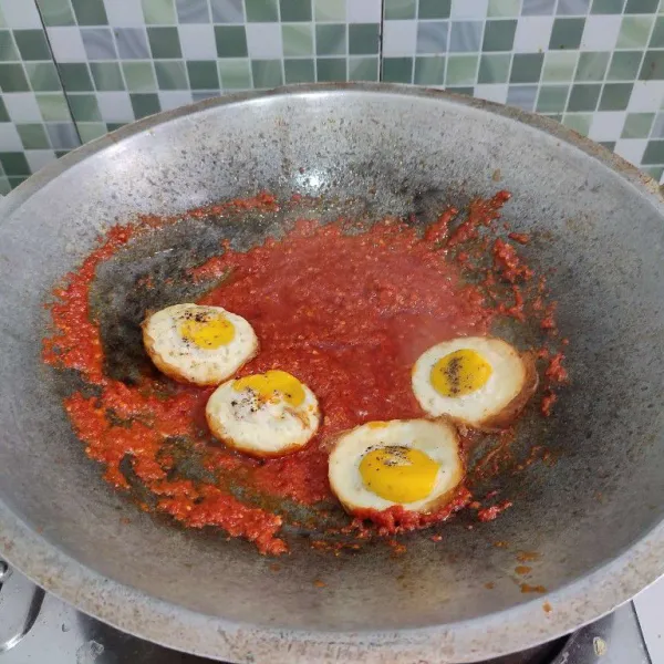 Kemudian masukkan telur ceplok.