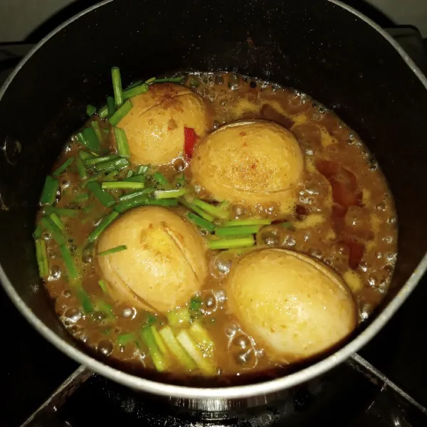 Setelah cairan tinggal setengah, masukkan sisa daun bawang, bumbui garam dan kaldu bubuk secukupnya.