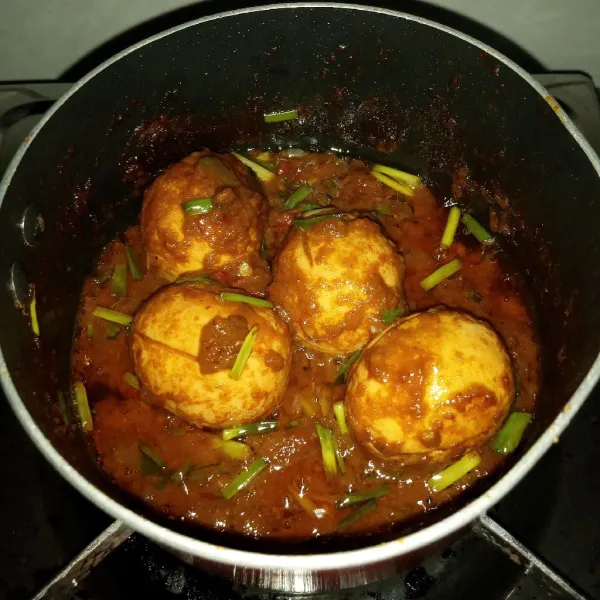 Masak sampai bumbu mengental, cek rasa dan matikan api.