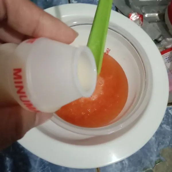 Masukkan madu, lalu aduk sampai madu larut dan tuang minuman probiotik.
