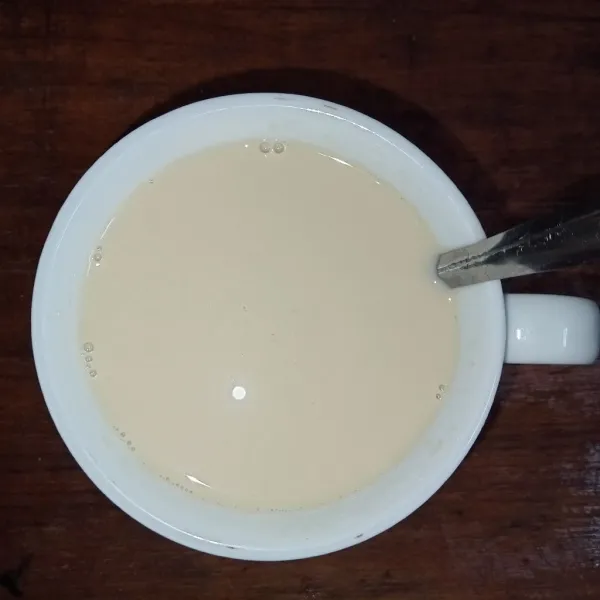 Saring teh kedalam gelas berisi madu, aduk rata dan siap disajikan.