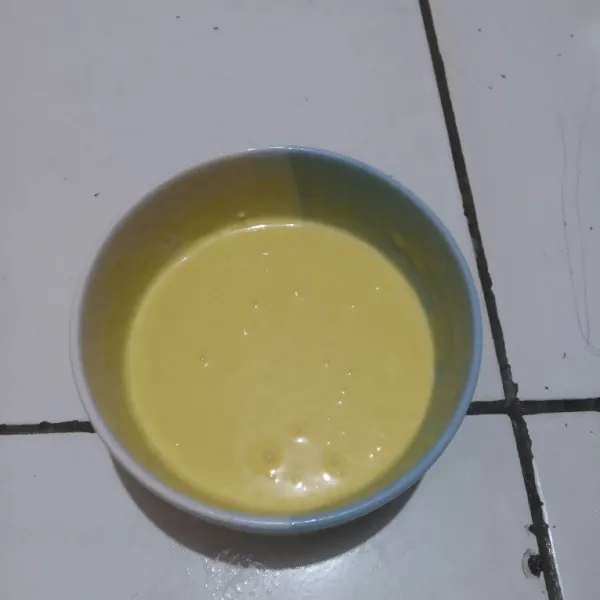 Campur kuning telur dengan susu, terigu, minyak dan baking powder.