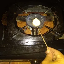 Bakar jahe di atas kompor.