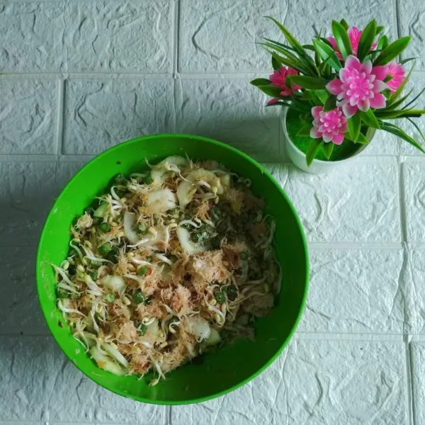 Campur tauge, kacang panjang, mentimun, dan daun kemangi sajikan segera, jika masih bisa disimpan di kulkas agar awet tidak cepat basi, saya buat pagi, malam masih enak karena saya simpan di kulkas.