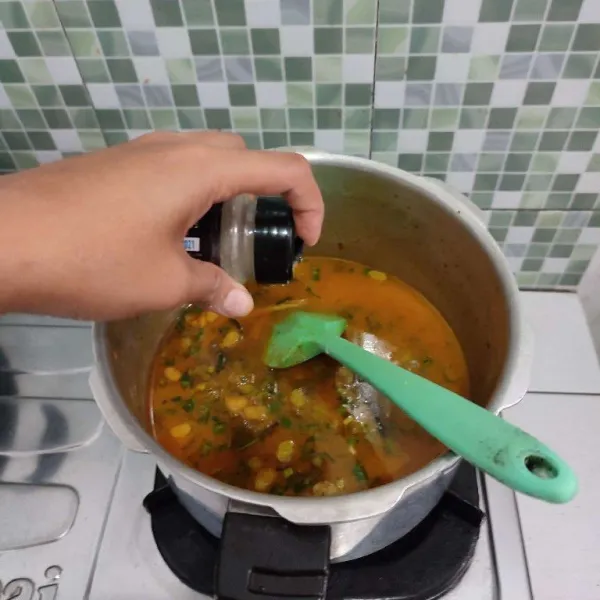 Bumbui dengan merica dan kaldu bubuk. Aduk rata. Cicipi rasanya jika masih terasa kurang asin, tambahkan garam.