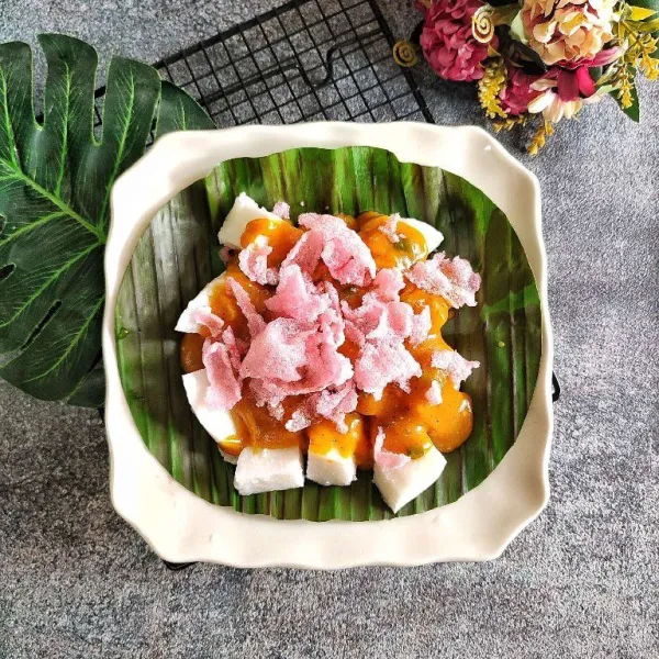 Taburi dengan kerupuk merah khas padang lalu sajikan.