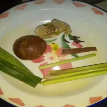 Kupas kulit jahe, kemudian geprek. Siapkan bahan rempah lainnya, serai geprek, kayu manis, cengkeh dan gula merah.