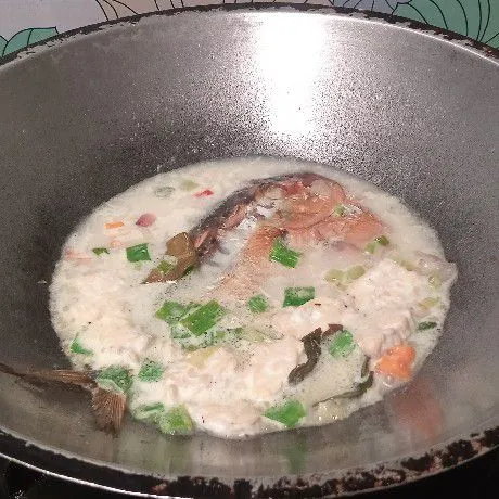 Kemudian masukkan ikan Semar tadi, dan daun bawang. Aduk. Tes rasa dulu. Masak sampai kuah mendidih, lalu angkat.