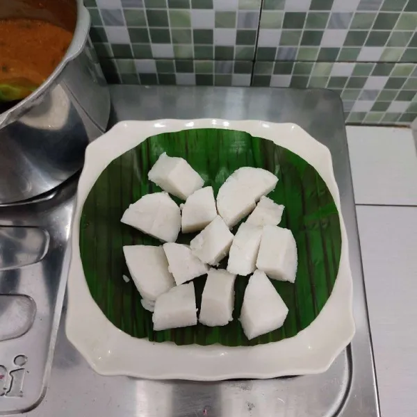 Tata lontong di atas piring saji.