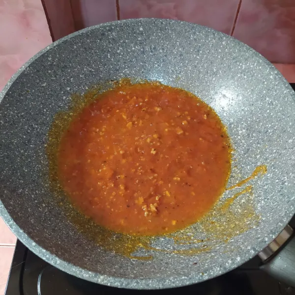 Panaskan wokpan tanpa minyak, lalu masukkan saus bolognese dan air secukupnya.