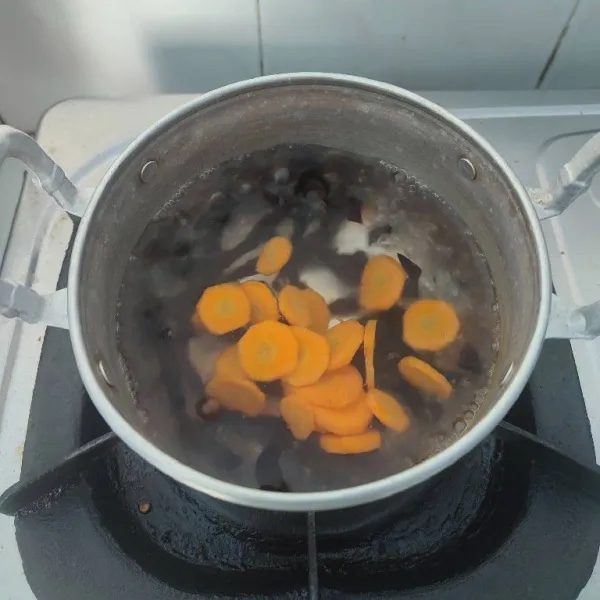 Rebus wortel dan jamur kuping hingga empuk, tiriskan.