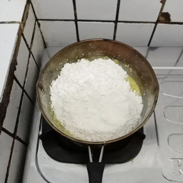 Setelah tercampur rata, tambahkan tepung tapioka, uleni hingga kalis.