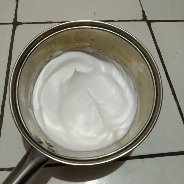 Tambahkan cuka pada putih telur. Mixer selama 5 menit dengan kecepatan tinggi tambahkan gula secara bertahap.