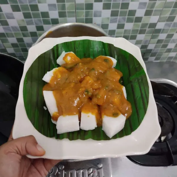 Kemudian siram dengan kuah sate.