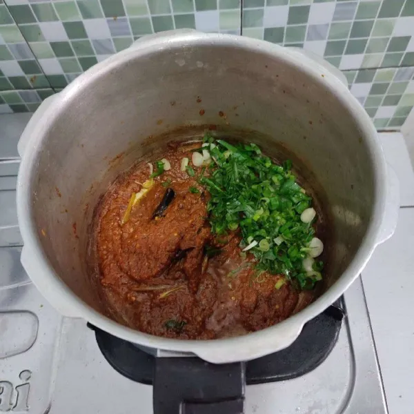 Kemudian masukkan daun bawang, seledri, dan daun jeruk, tumis sebentar hingga layu.