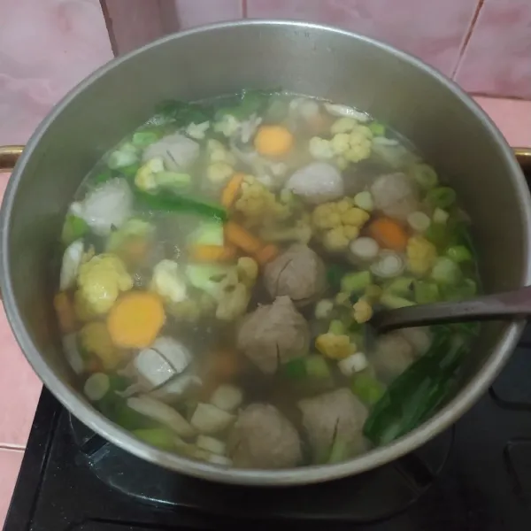 Masukkan bakso, setelah mengambang, taburi dengan bawang merah goreng. Angkat.